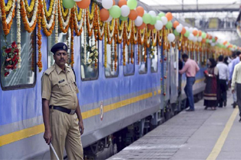 taj mahal train tour