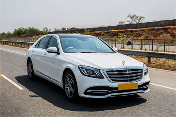 taj mahal surnsie with luxury car